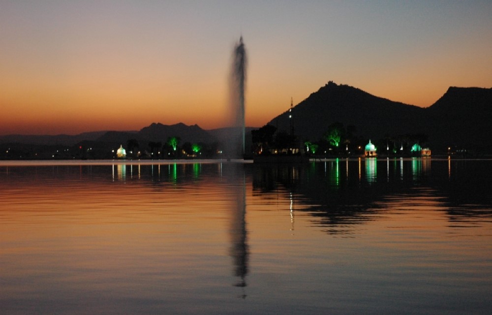 Fate Sagar Lake <br>  2 kms