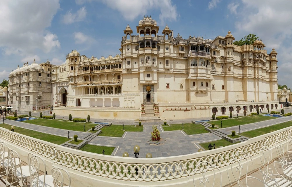 City Palace <br> 3.5 kms